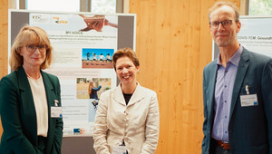 Bild: Prof. Dr. Iris Pigeot, Direktorin des BIPS, Senatorin Dr. Claudia Schilling und Prof. Dr. Hajo Zeeb (von links). (c) Sebastian Budde/BIPS
